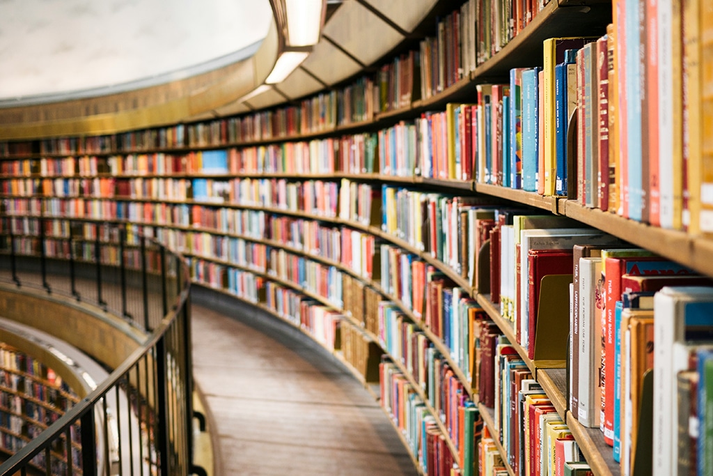 Rayonnages d'une bibliothèque