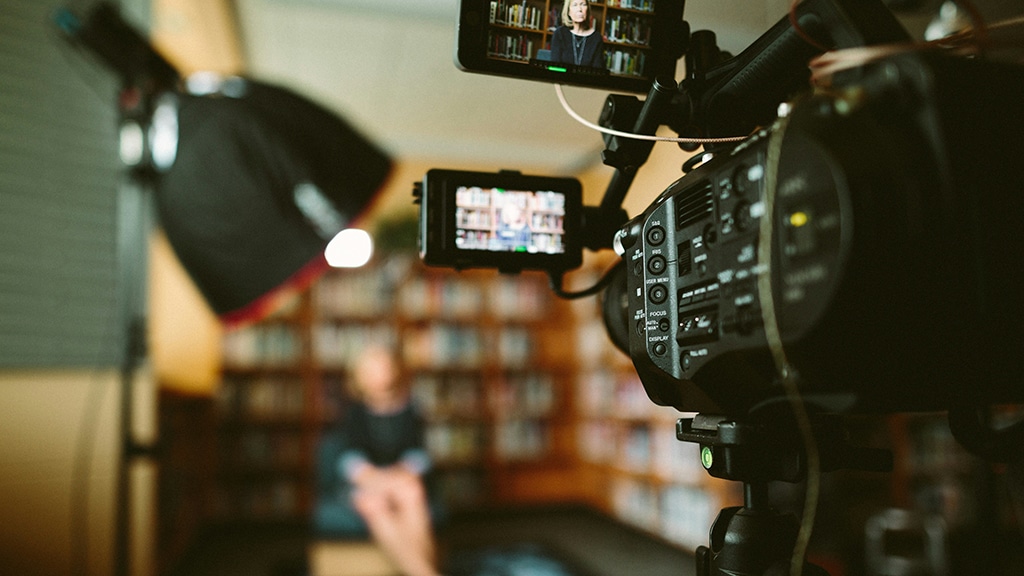 Tournage d'une video d'entreprise dans une bibliothèque