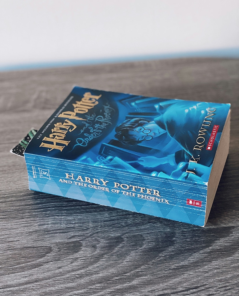 Exemplaire d'un roman de la saga Harry Potter en anglais